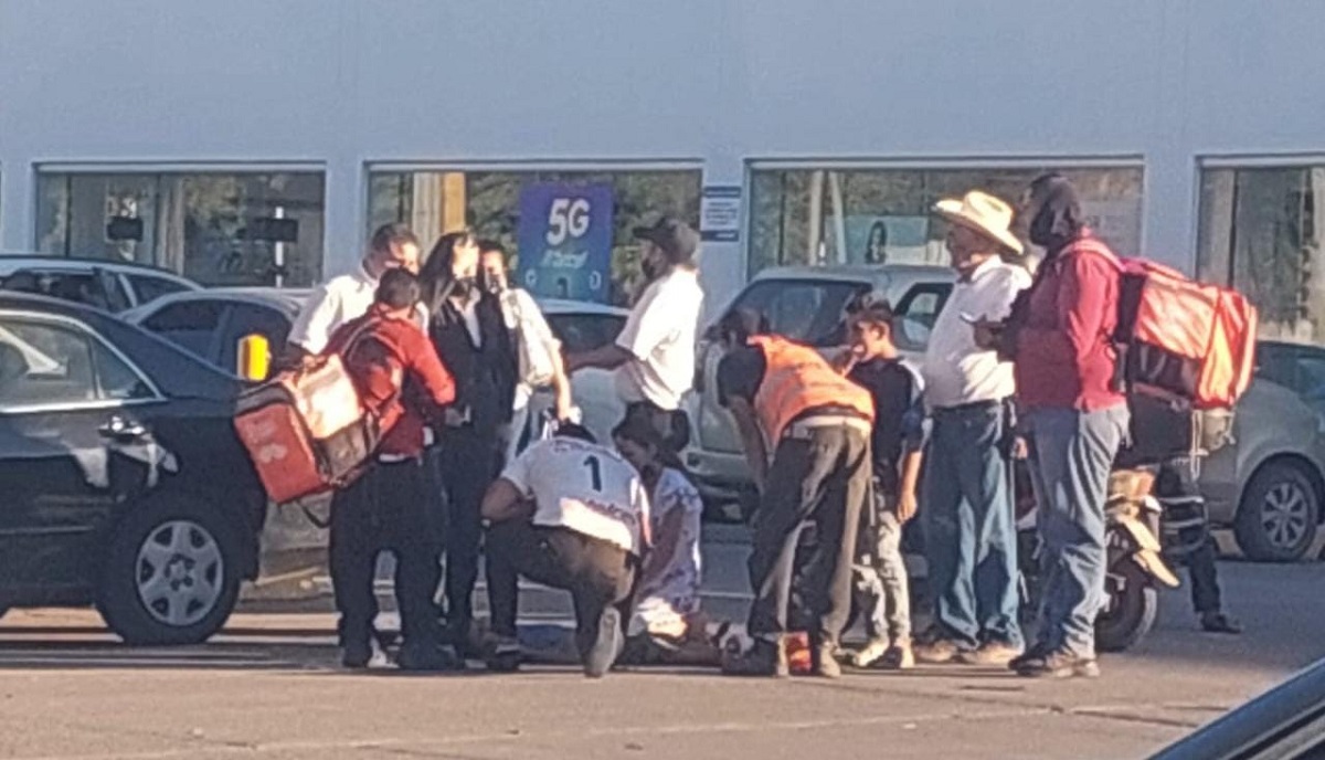 En estacionamiento de una plaza de Los Mochis atropellan a niño de 6 años que pedía dinero en las calles