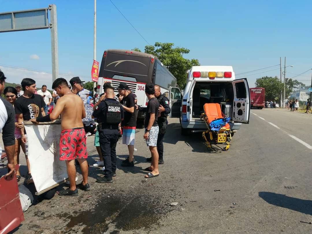 Autobús atropella a motociclistas en la salida sur de Mazatlán y los deja gravemente heridos