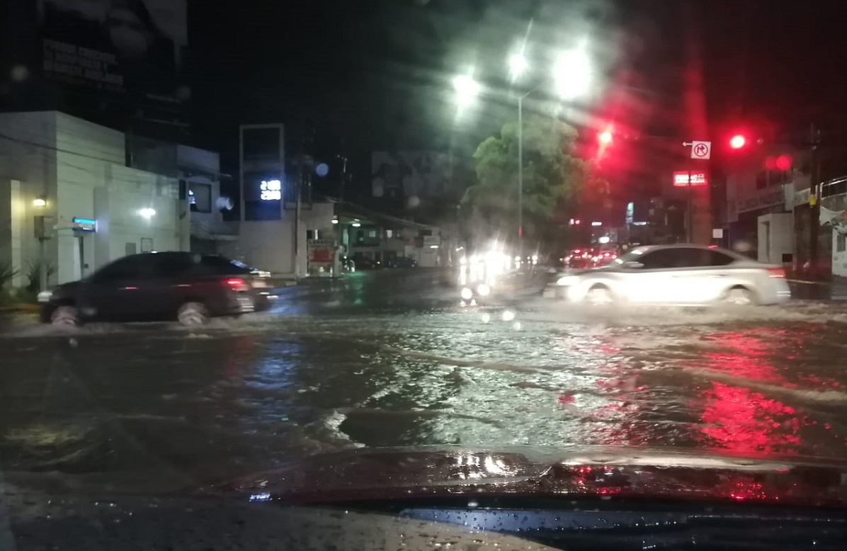 Cae fuerte lluvia con viento en la capital sinaloense