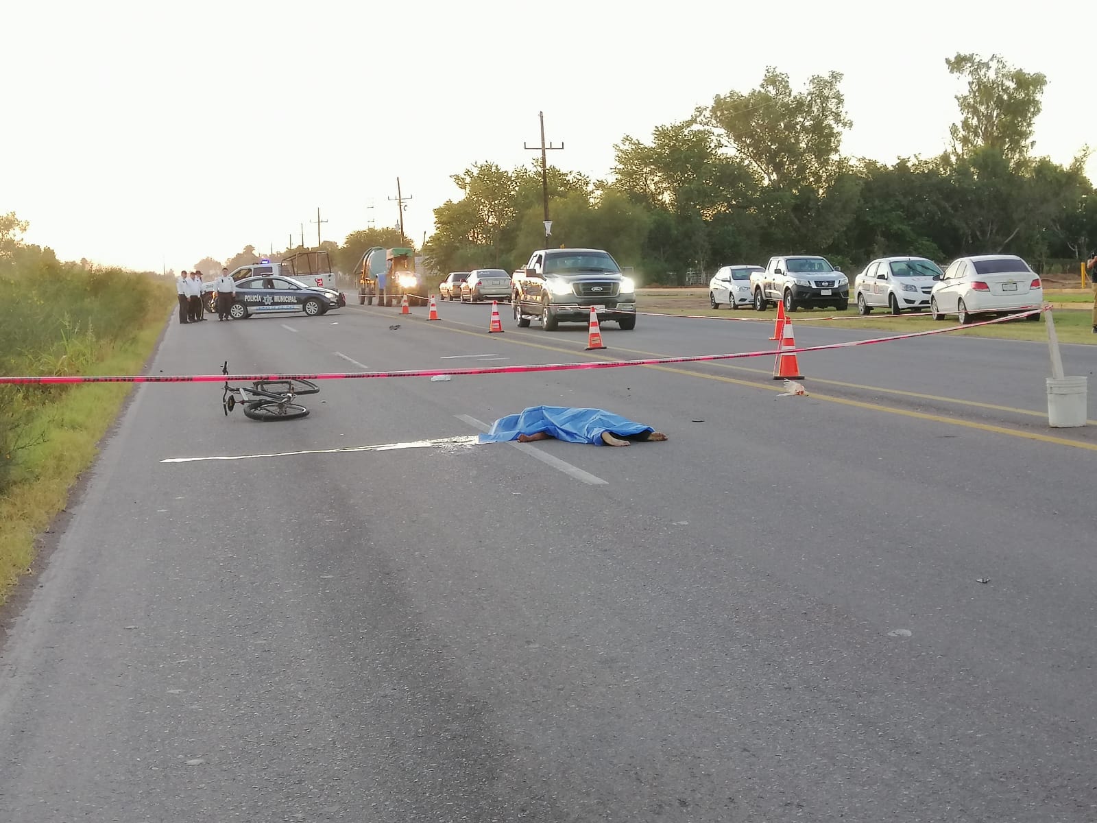 Ciclista pierde la vida luego de ser atropellado por un automóvil sobre la carretera Mochis-Ahome