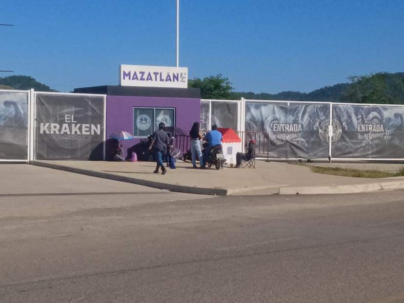 No aguantaron más y se arma la fila para boletos de Juan de Dios Pantoja y Kimberly Loaiza en El Kraken