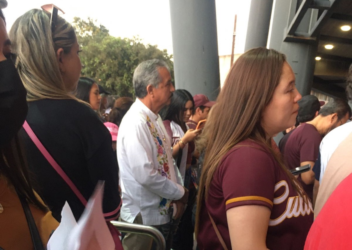 ¿Está arreglado? Aparece Estrada Ferreiro para disfrutar de la inauguración de la LMP en el estadio de Tomateros