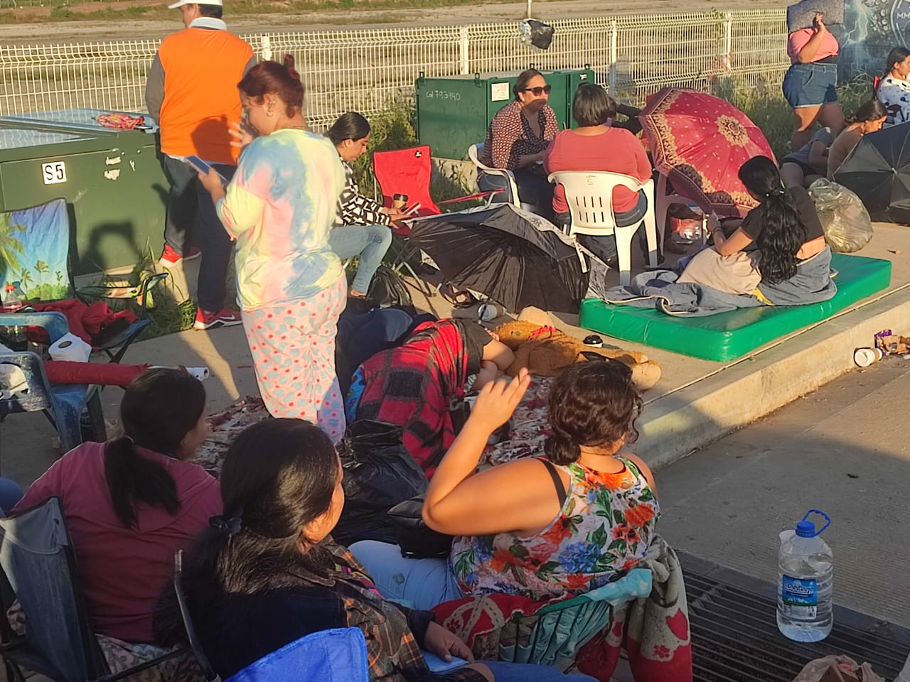 No es la fila para la vacuna; así termina la cola para boletos de Juan de Dios Pantoja y Kimberly Loaiza