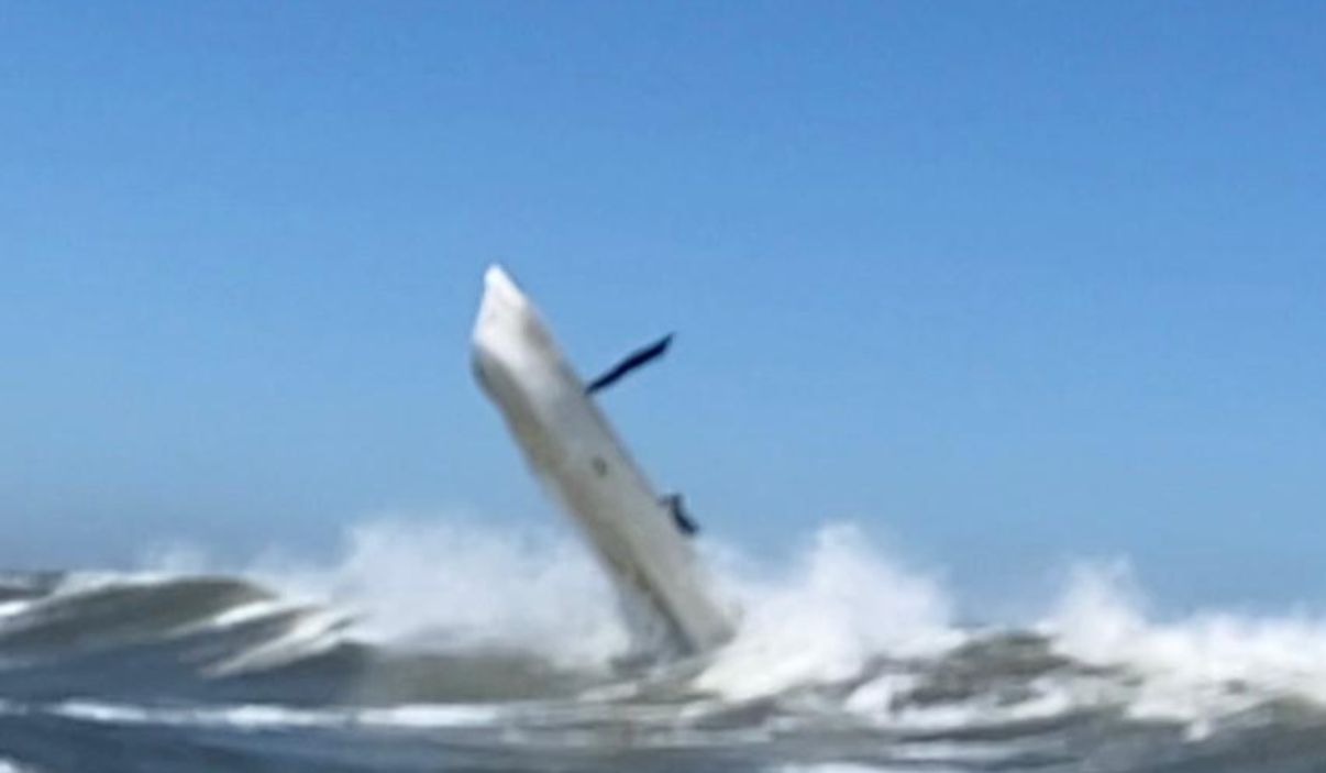 (VIDEO) Mar embravecido hace ‘volar’ a una panga en Altata, Navolato