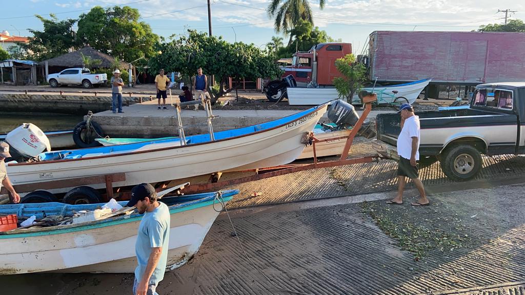Ante la caída de las capturas de camarón, pescadores de la bahía Santa María se autovedan de nuevo