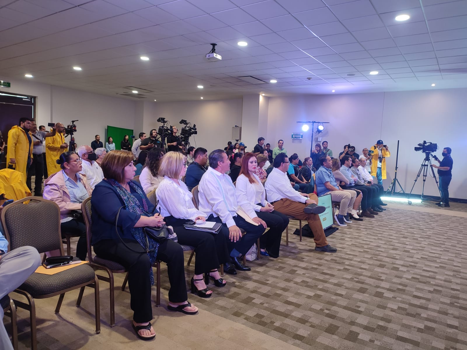 Los veo muy planchaditos, vayan a los albergues, a mojarse: Rocha Moya a sus funcionarios