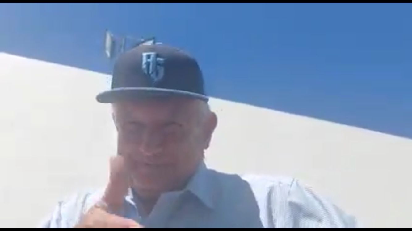 VIDEO | Guasavenses regalan gorra de Algodoneros a López Obrador en Guamúchil