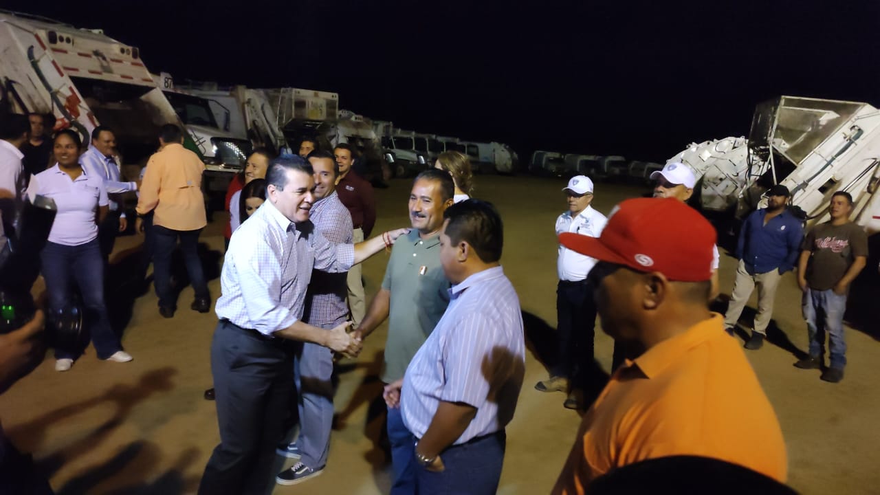 Madrugan funcionarios municipales para acompañar al alcalde a la revisión de las unidades recolectoras de basura