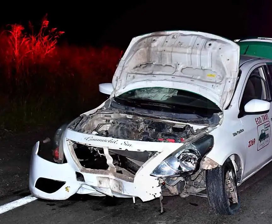Se le atraviesa una vaca a un taxista; el animal murió y el chofer resultó lesionado