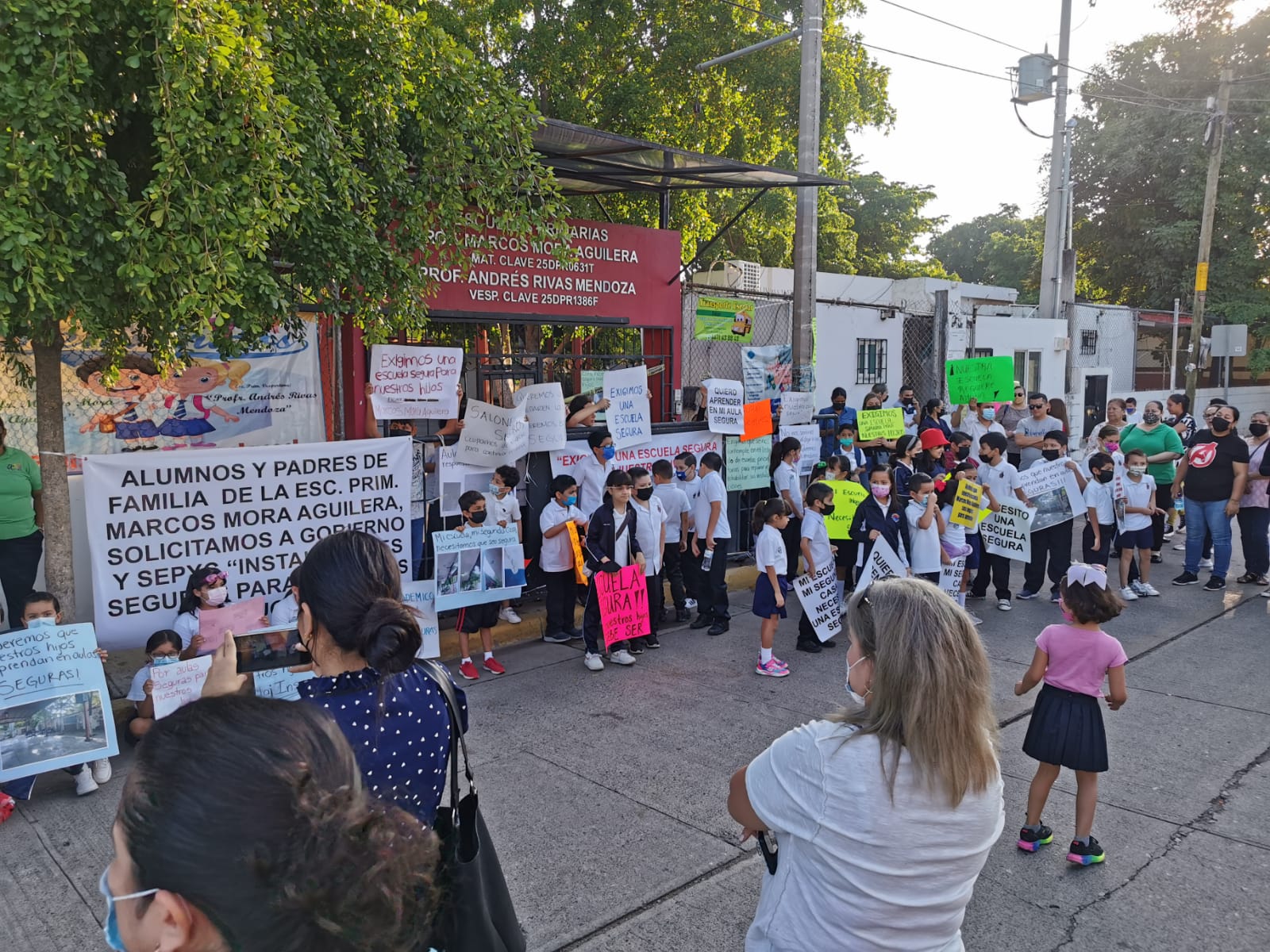 ¡Están por colapsar cuatro salones! Papás y alumnos toman la primaria Marcos Mora en Culiacán