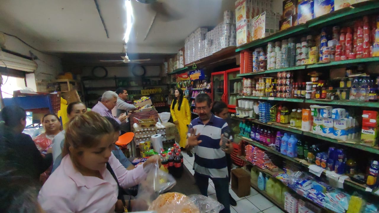 ‘Del Chavo’, Gobernador Rocha invita a desayunar tortas a sus funcionarios en un abarrote de Escuinapa
