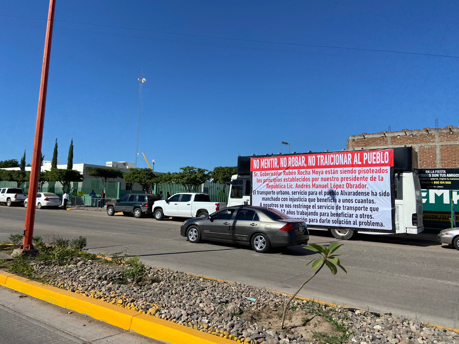 Concesionarios del transporte público aprovechan la vista de AMLO para pedir equidad en los permisos