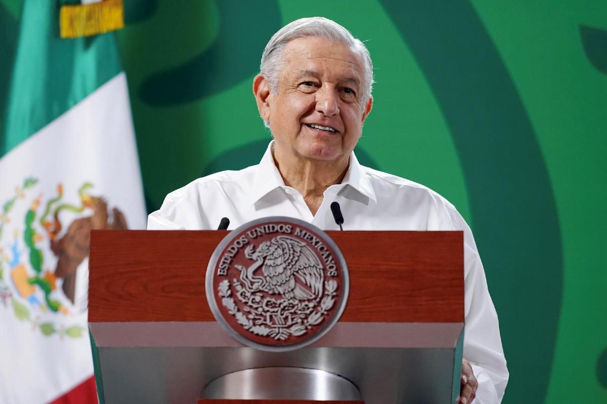 ‘Va a haber acarreados’ bromea López Obrador y recuerda de qué se trata la marcha del domingo