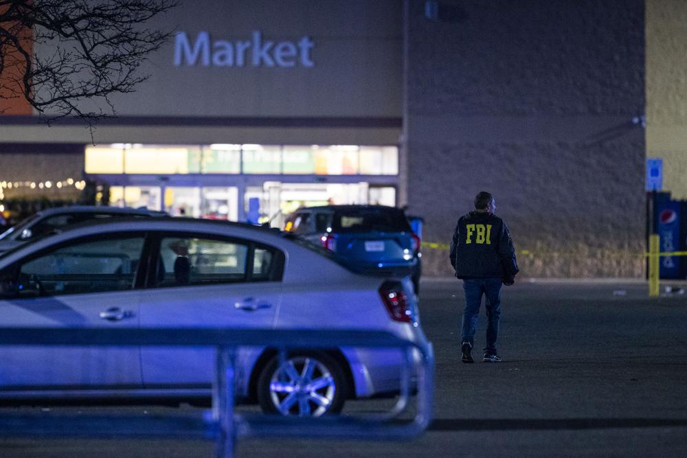 Empleado de Walmart en Virginia, arremete a tiros dentro de la tienda; hay 7 muertos y 4 heridos