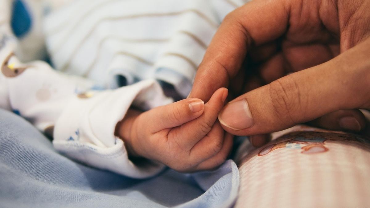 Dylan de dos años se tragó una pila, está grave en un hospital; su familia pide apoyo