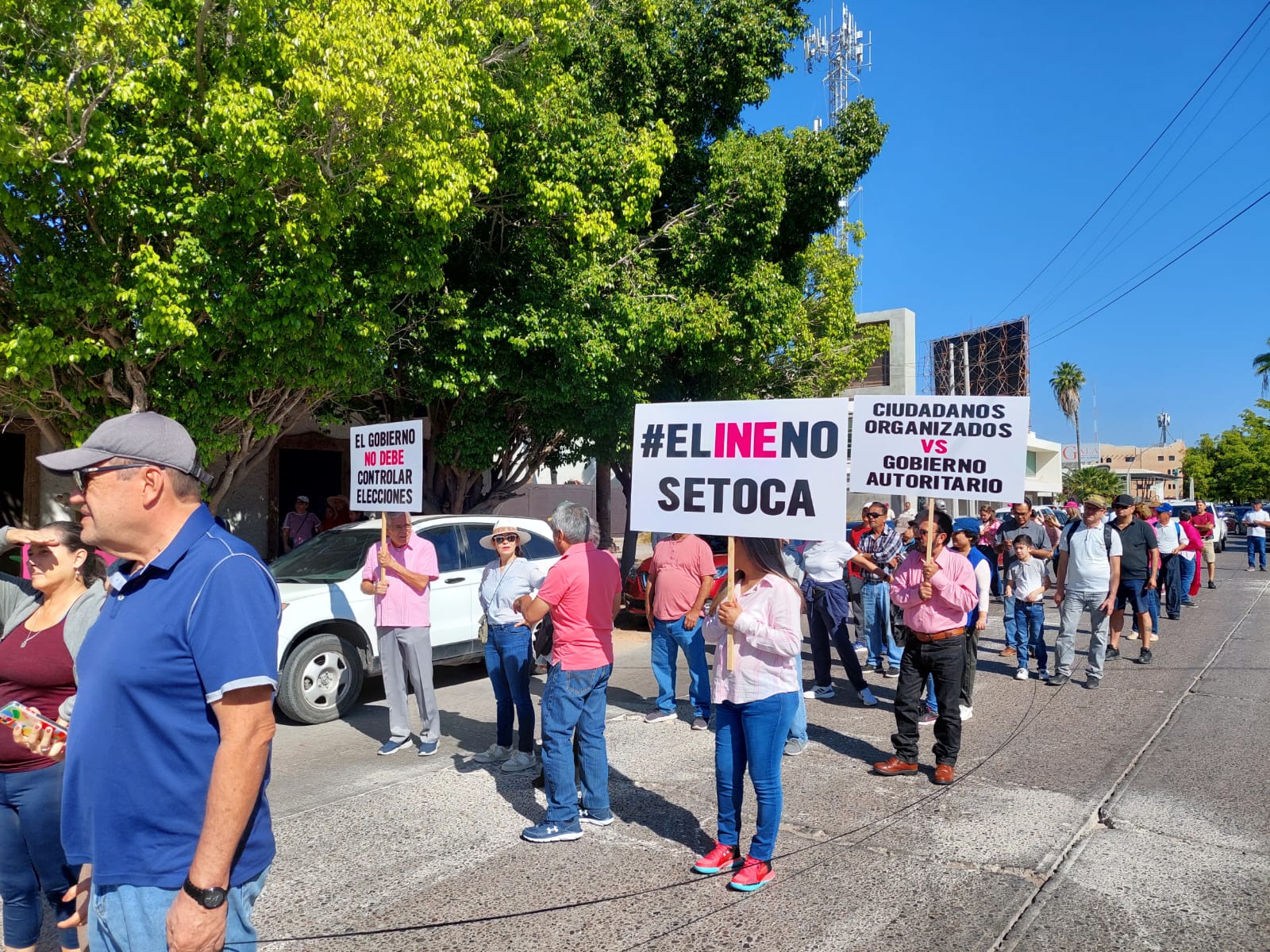 Cientos de ciudadanos marchan en defensa del INE, en Los Mochis