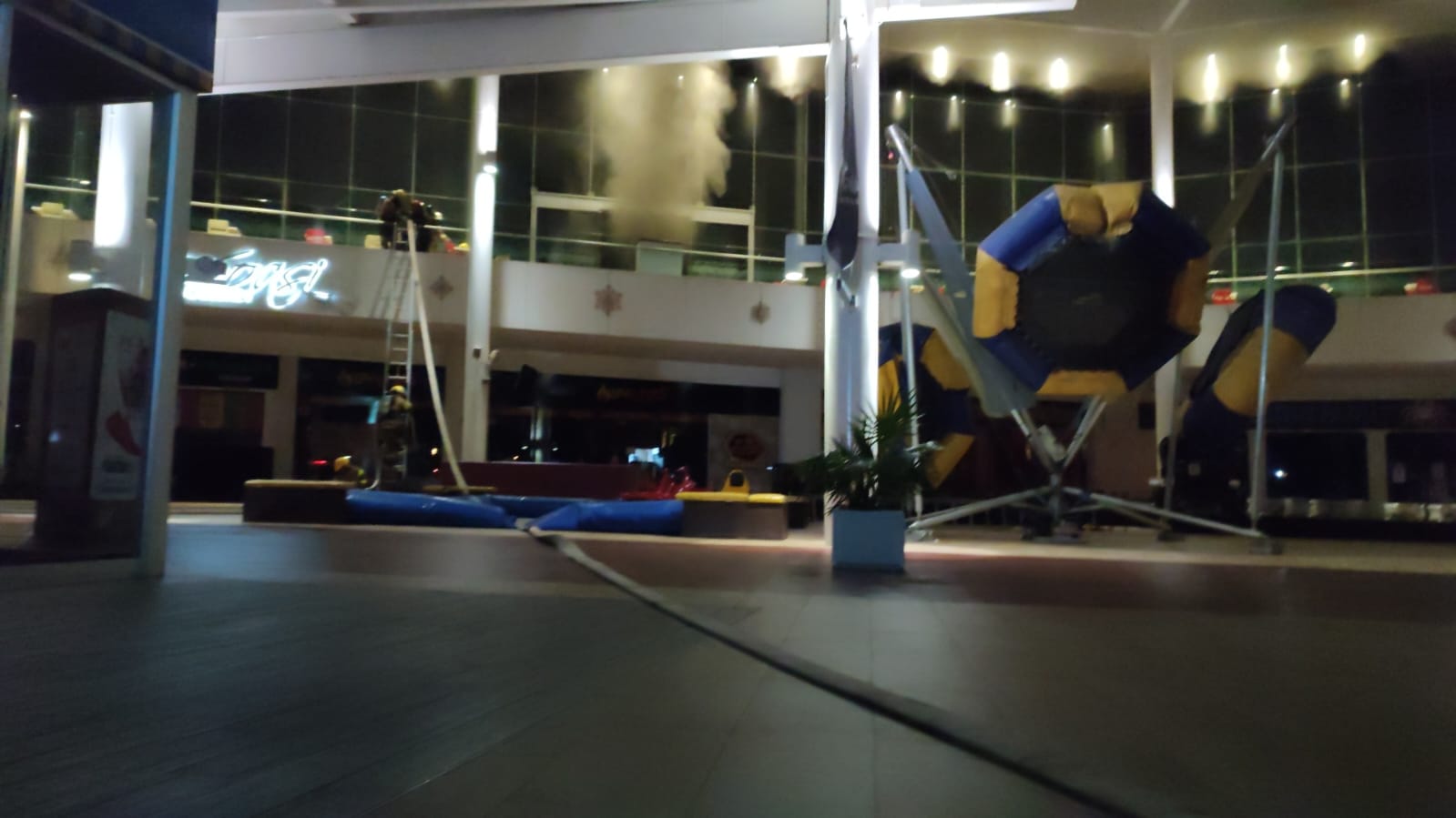 Continúa cerrado la plaza que se incendió en el fin de semana en Mazatlán