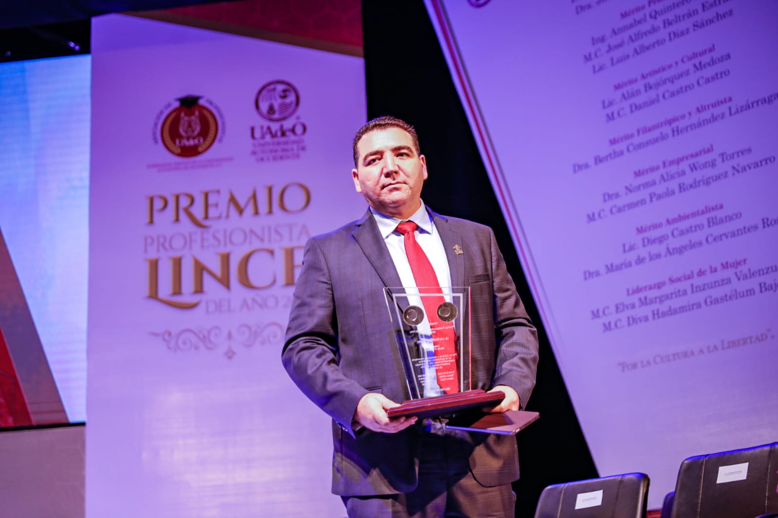 ¡De la UAdeO a líder de la noticia! Recibe Luis Alberto Díaz premio Profesionista Lince del Año 2021