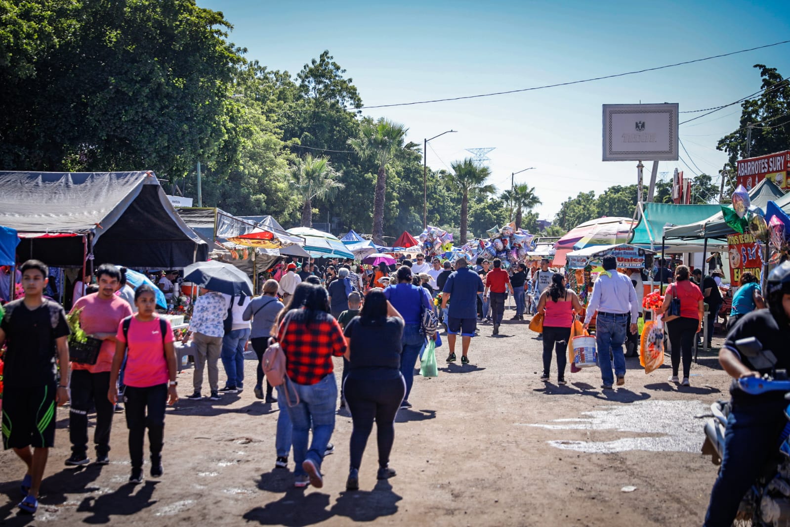 Saldo: Solo hubo dos detenidos en panteones de Culiacán; el aforo fue de más de 100 mil personas