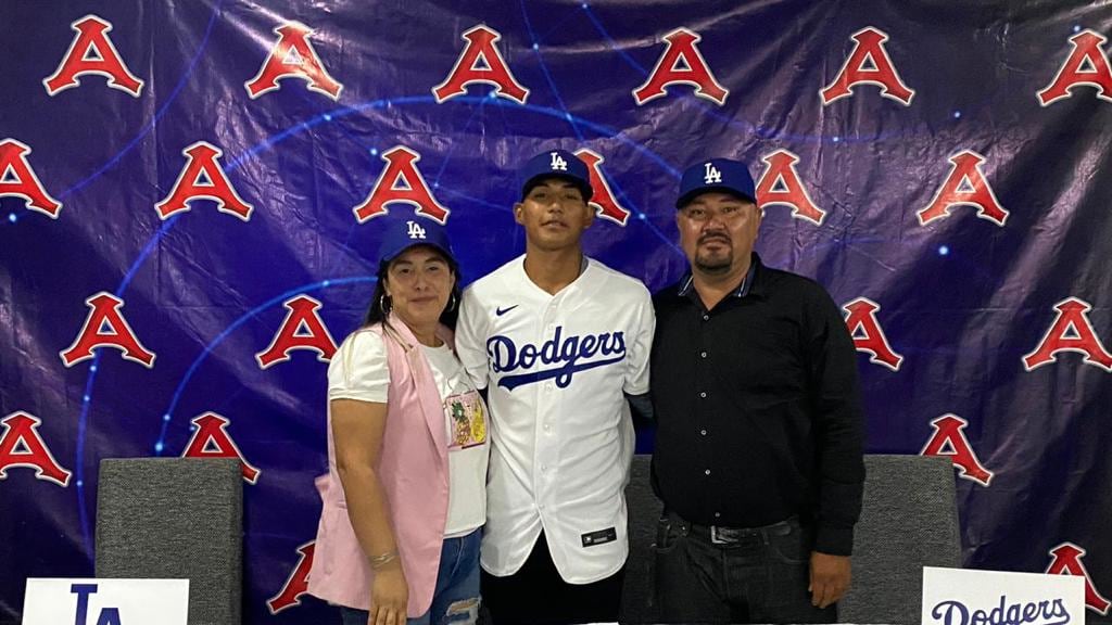 El pitcher mochitense Édgar Gómez firma con los Dodgers de Los Ángeles
