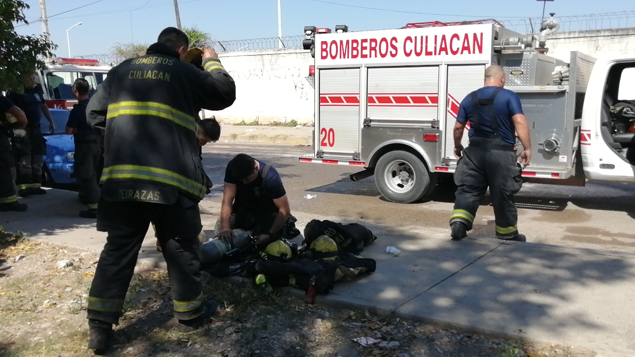 El ‘michi’ no alcanzó a salir y murió asfixiado y un periodiquero se queda sin hogar