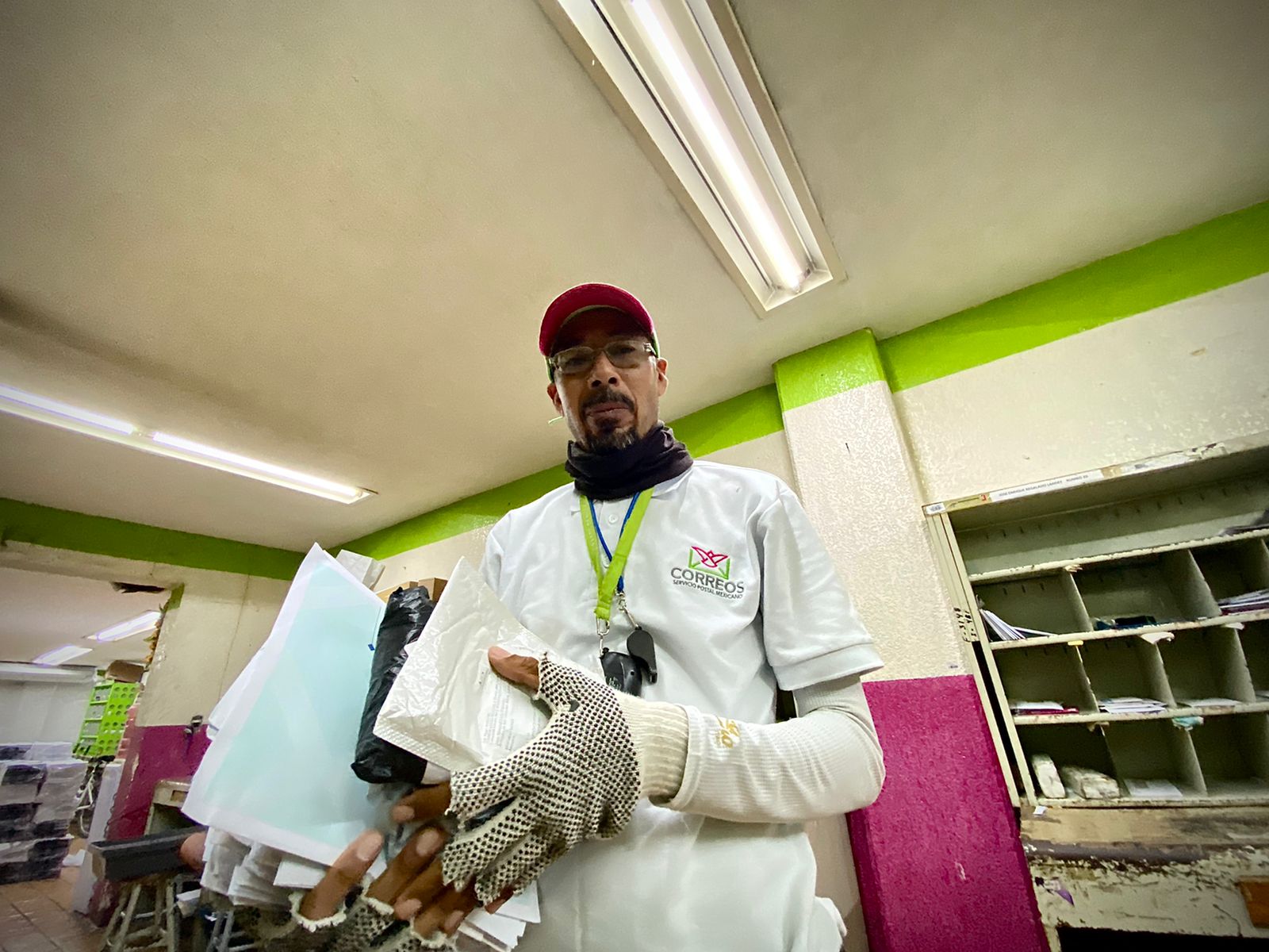 Elías tiene 27 años recorriendo las calles de Mazatlán para entregar cartas