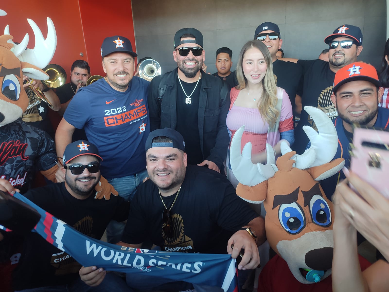 ¡Bienvenido Campeón! Entre porras reciben al pitcher José Luis Urquidy en Mazatlán
