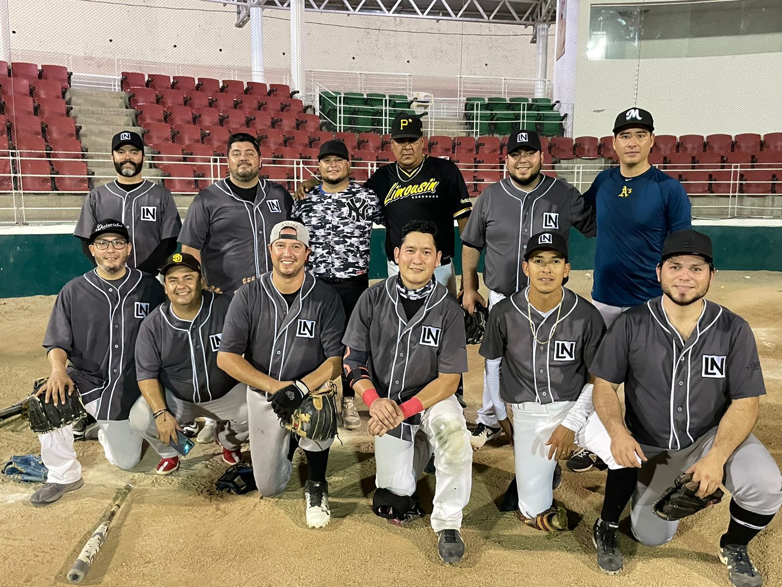 Los Noticierista- Vibra Radio toma ventaja en el softbol periodístico