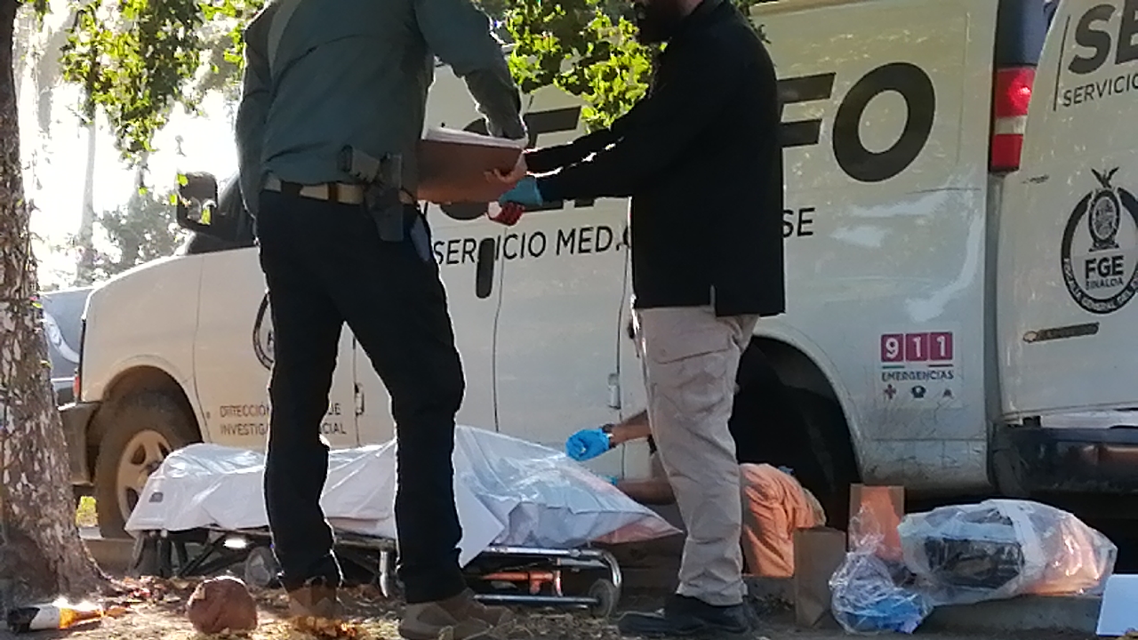 El cuerpo de ‘El Zuky’ es entregado a sus familiares, tres días después de su asesinato, en Navolato