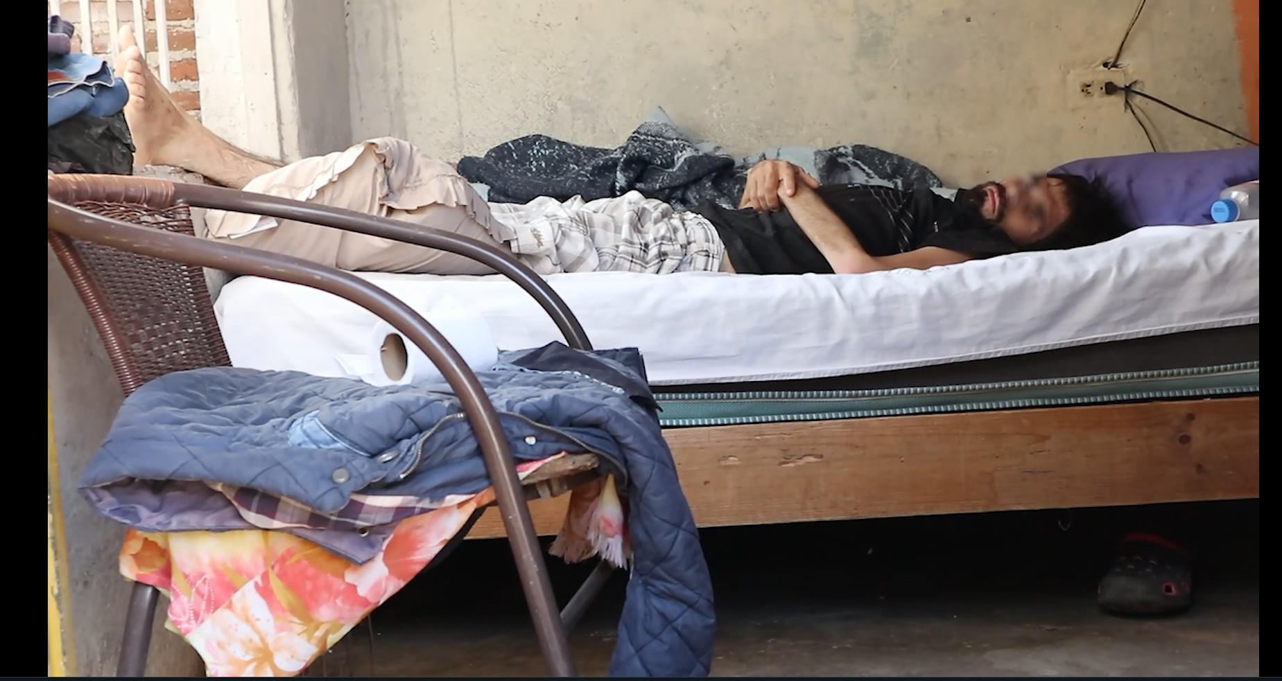 María de los Ángeles pide apoyo para su hijo que está en cama víctima de tuberculosis