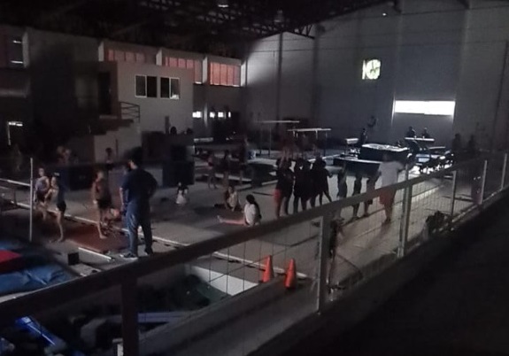 Gimnastas entrenan bajo la penumbra, llevan 3 semanas así