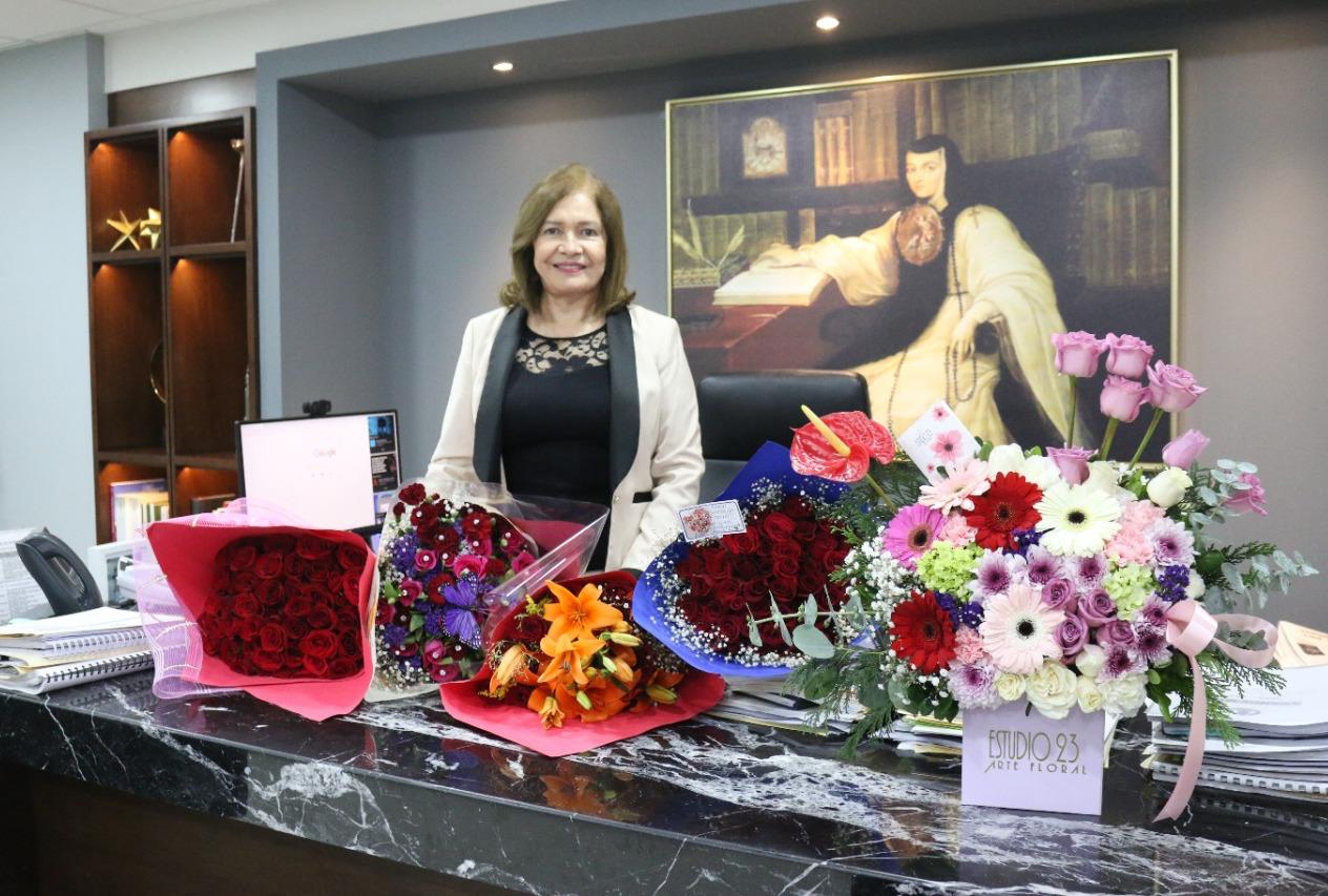 Llena de flores, Sara Bruna Quiñónez celebra un año como fiscal de Sinaloa
