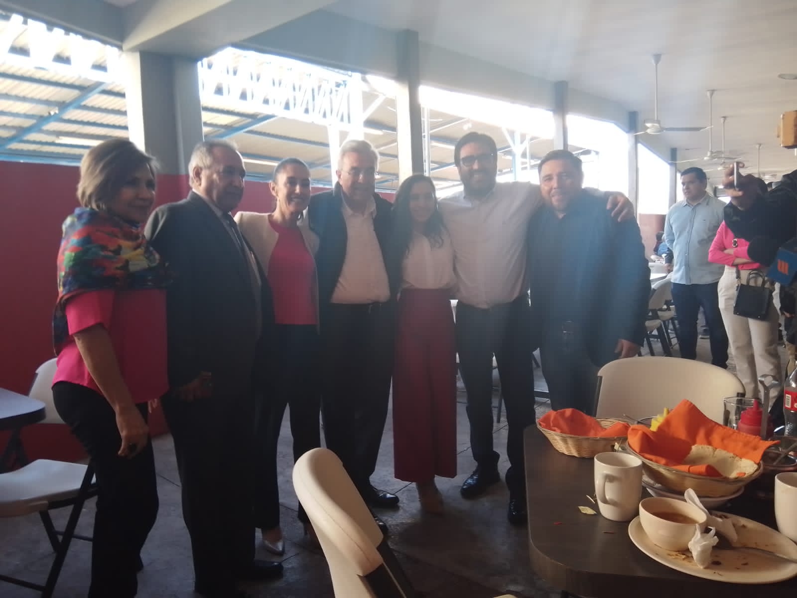 ¡Lo prometido es deuda! Lleva Gobernador a Claudia Sheinbaum a desayunar a la cabeza de res La Única