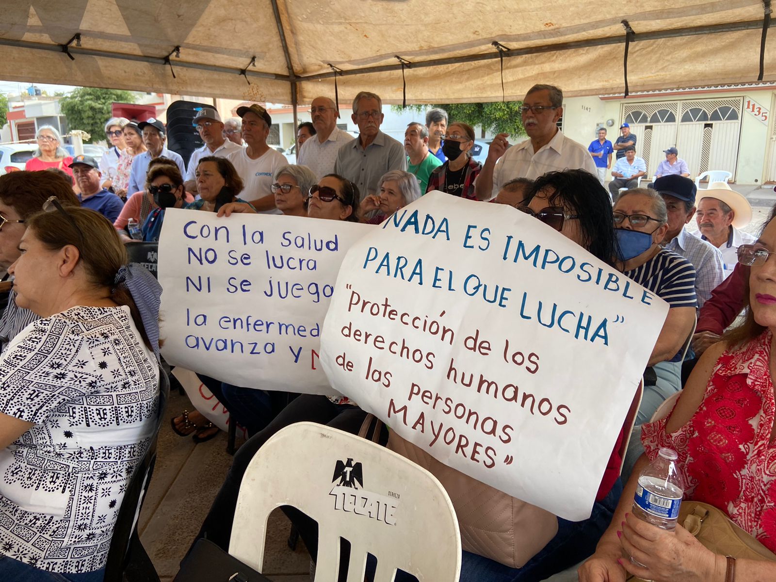 Maestros jubilados del ISSSTE se manifiestan y exigen mejores condiciones de sus prestaciones