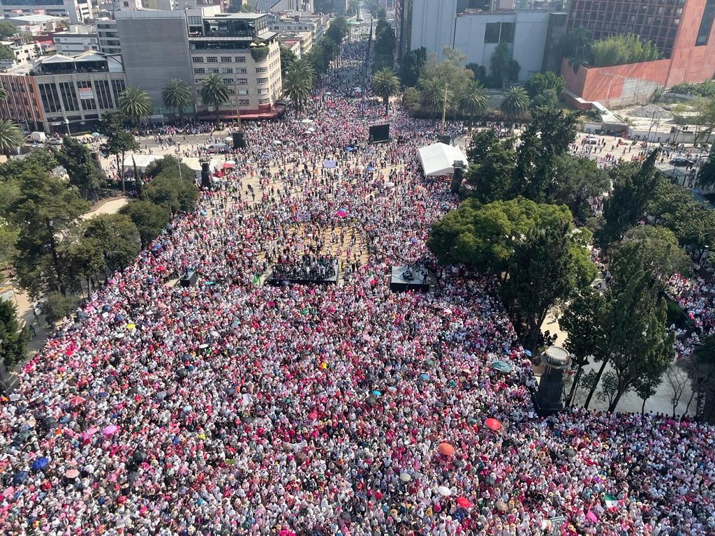 Ciudadanos, organizaciones y políticos de oposición marchan en la CDMX en defensa del INE