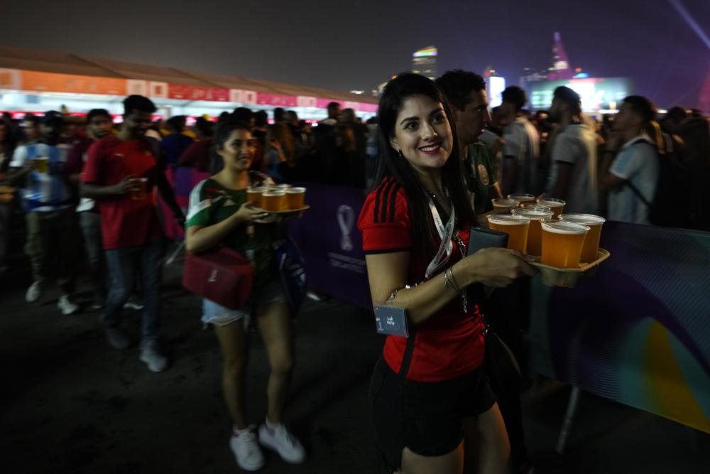 Mexicanos y miles de aficionados abarrotan las ‘Fan Zone’ en Qatar; Maluma da concierto previo al mundial