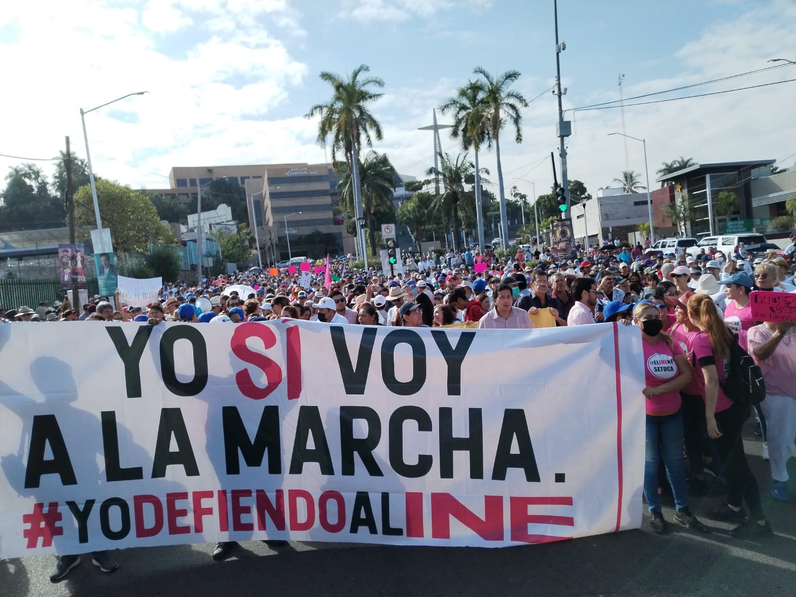 Miles de culiacanenses marchan en defensa del INE 