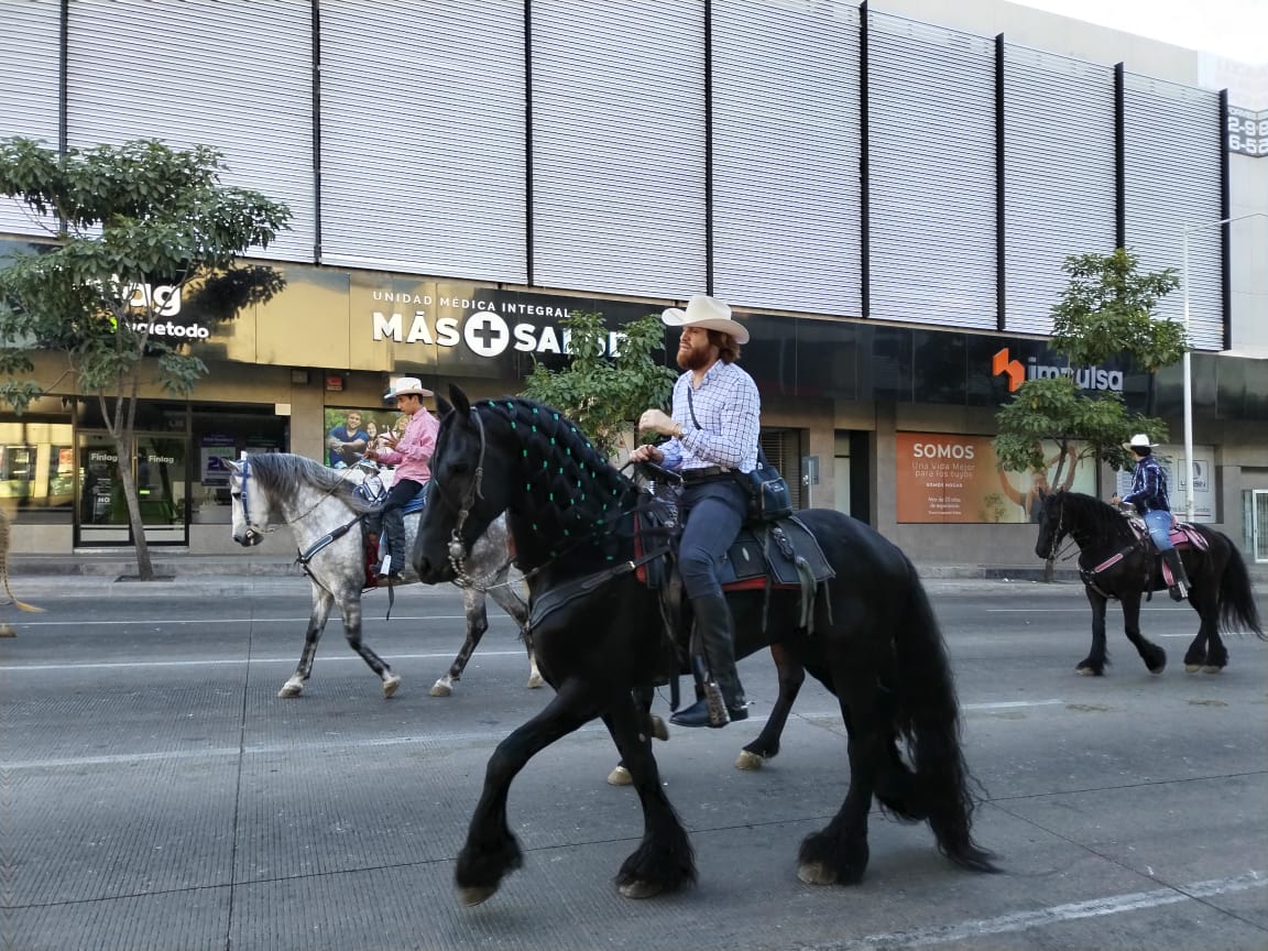 Miles de jinetes celebran la tradicional cabalgata, previo al inicio de la Feria Ganadera Culiacán 2022