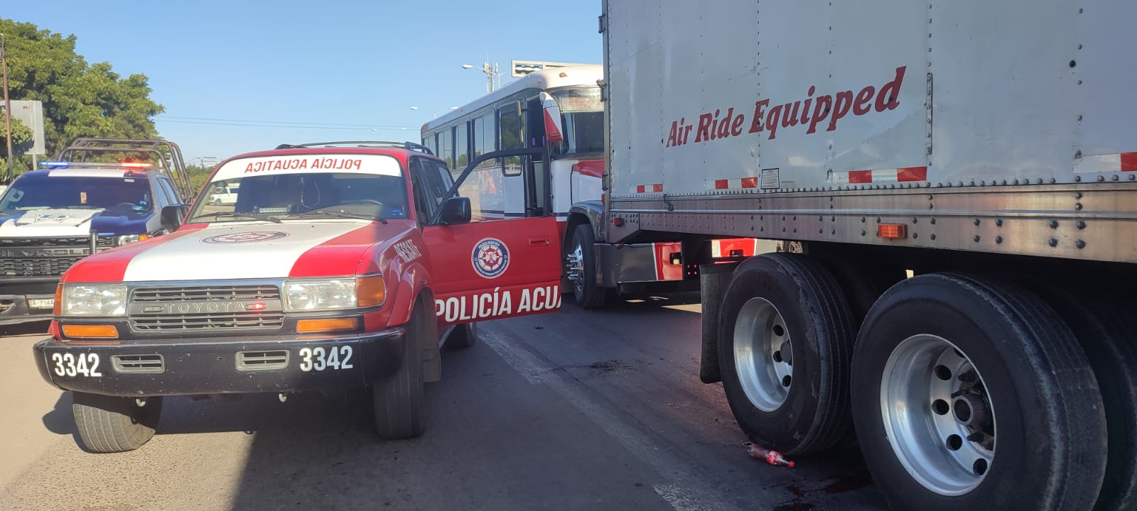 Muere un hombre tras arrojarse a las llantas de un tráiler en Mazatlán