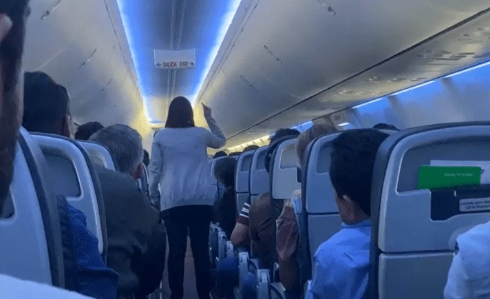 Video: ‘Renuncie a las respuestas mentirosas’, pasajera encara a López Obrador en vuelo en el que viajaban