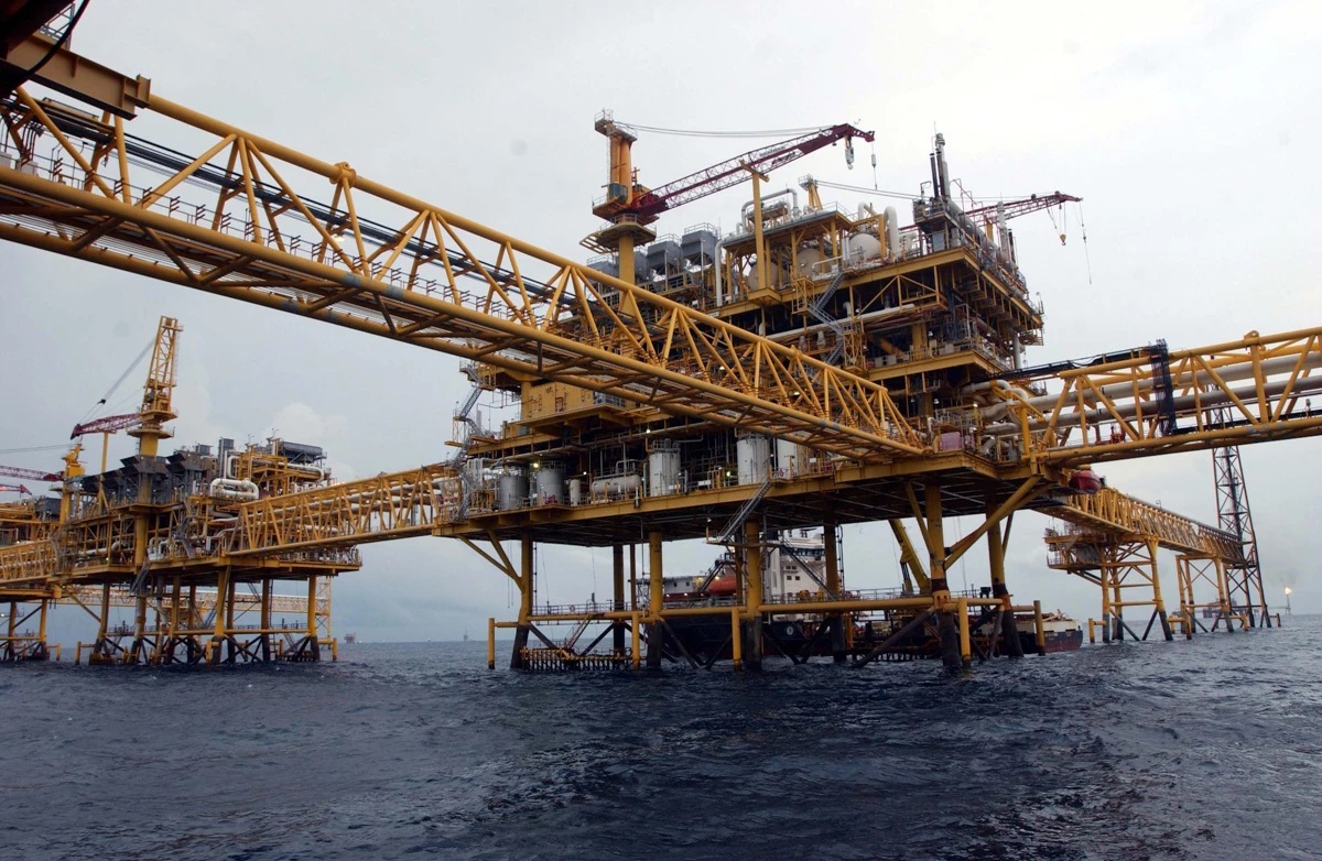 Muere empleado de Pemex y otro resulta herido en accidente de grúa en plataforma petrolera en Campeche