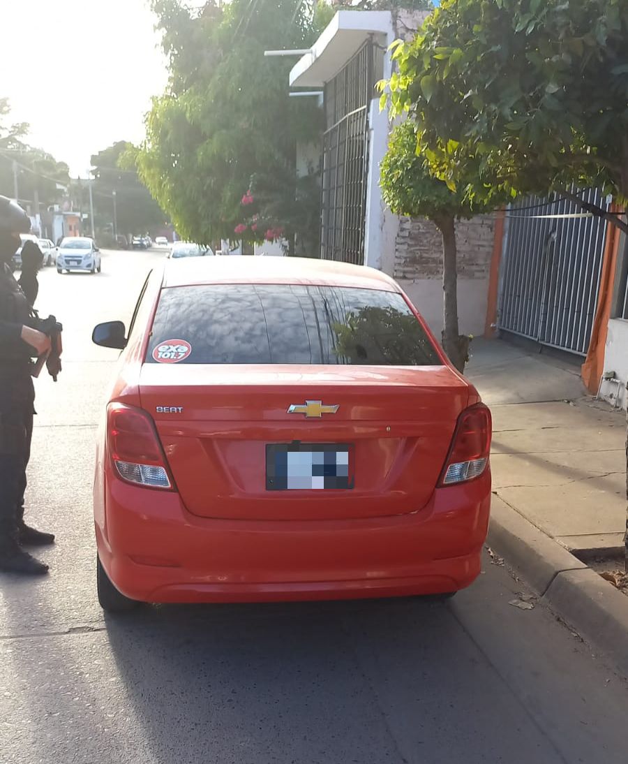 Policías Estatales recuperan vehículo robado minutos antes; estaba estacionado