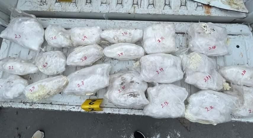Tirado entre matorrales, Agentes de la PFM encuentran paquetes con fentanilo por la México 15, en El Carrizo