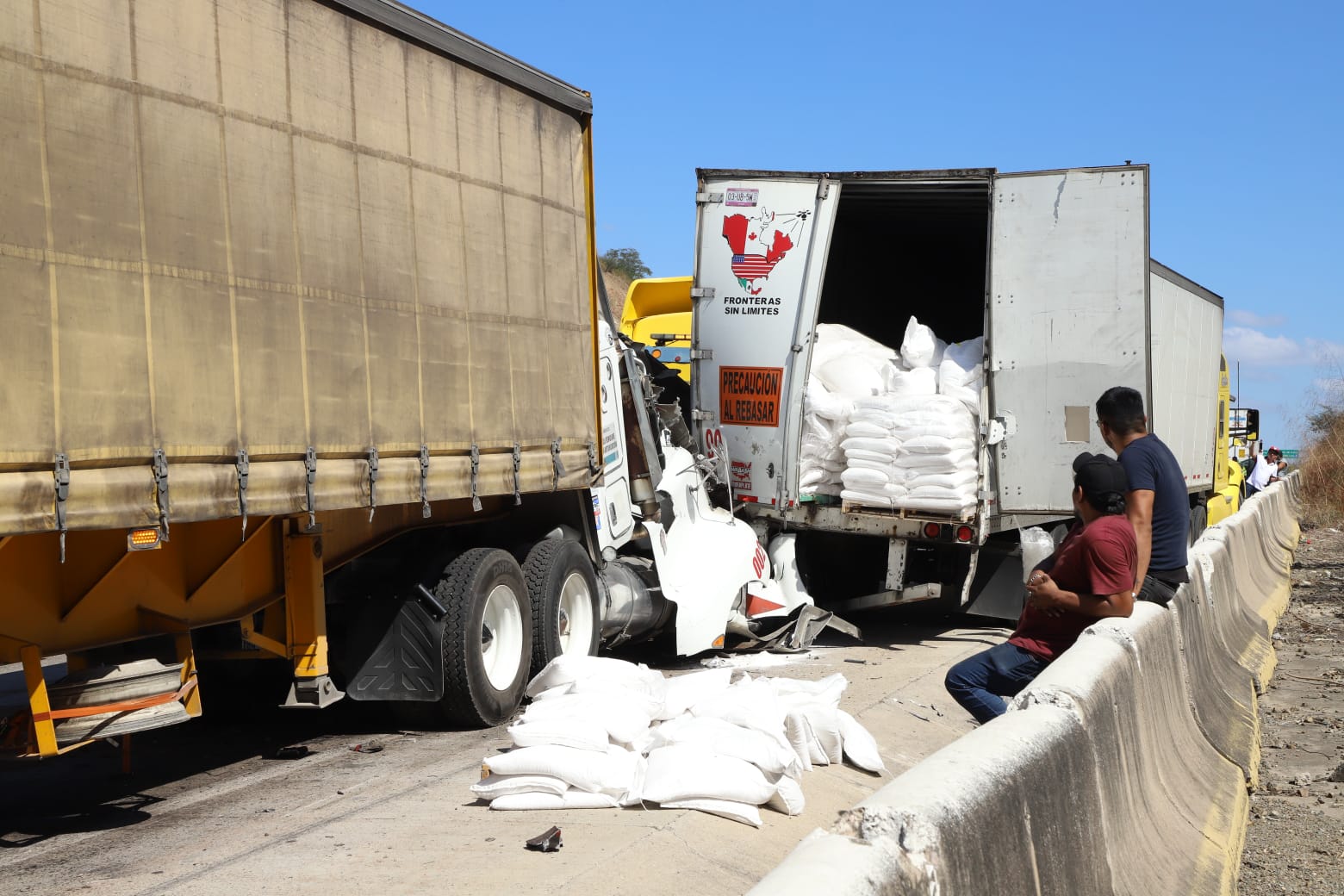 Trailero se queda dormido e impacta caja de otro tráiler en la Libramiento Mazatlán
