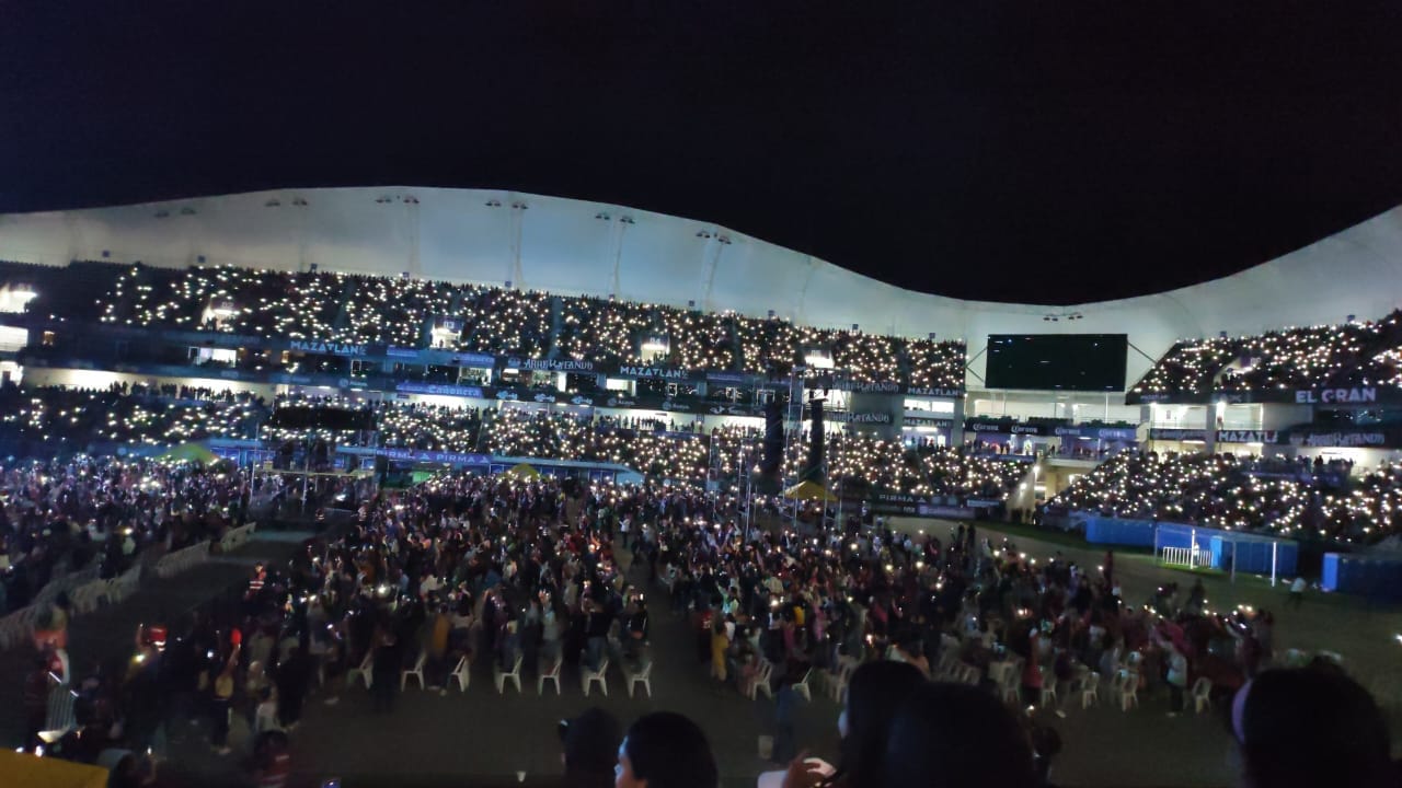Un lleno total en concierto de Kimberly Loaiza y Juan Pantoja en Mazatlán
