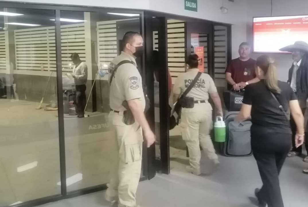 Unidad de Género de la Policía de Guasave le brinda apoyo a mujer estadounidense que era violentada