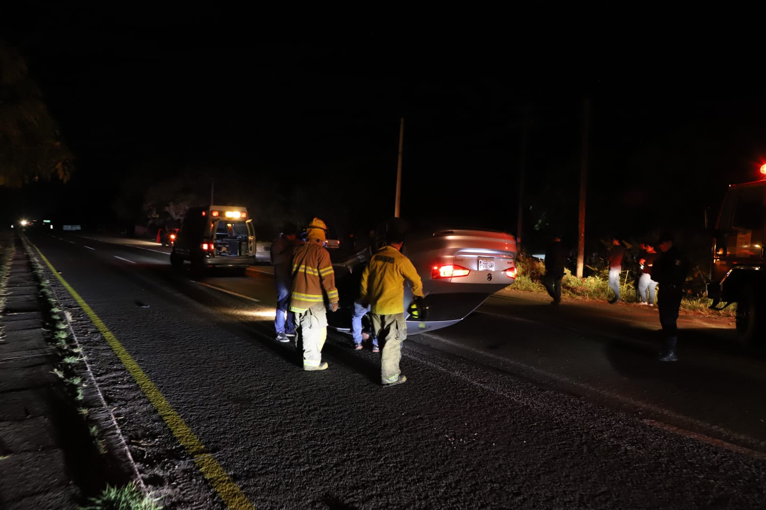 Vaca provoca doble accidente en El Castillo en Mazatlán