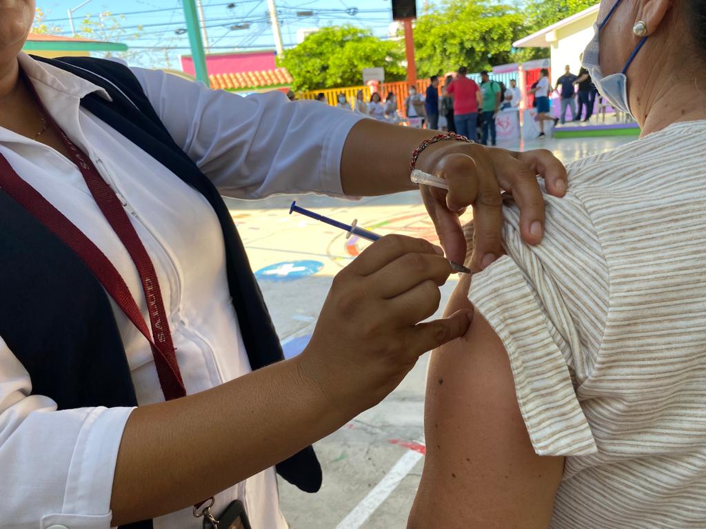 Ya hay vacuna contra el COVID 19 en farmacias de Los Mochis