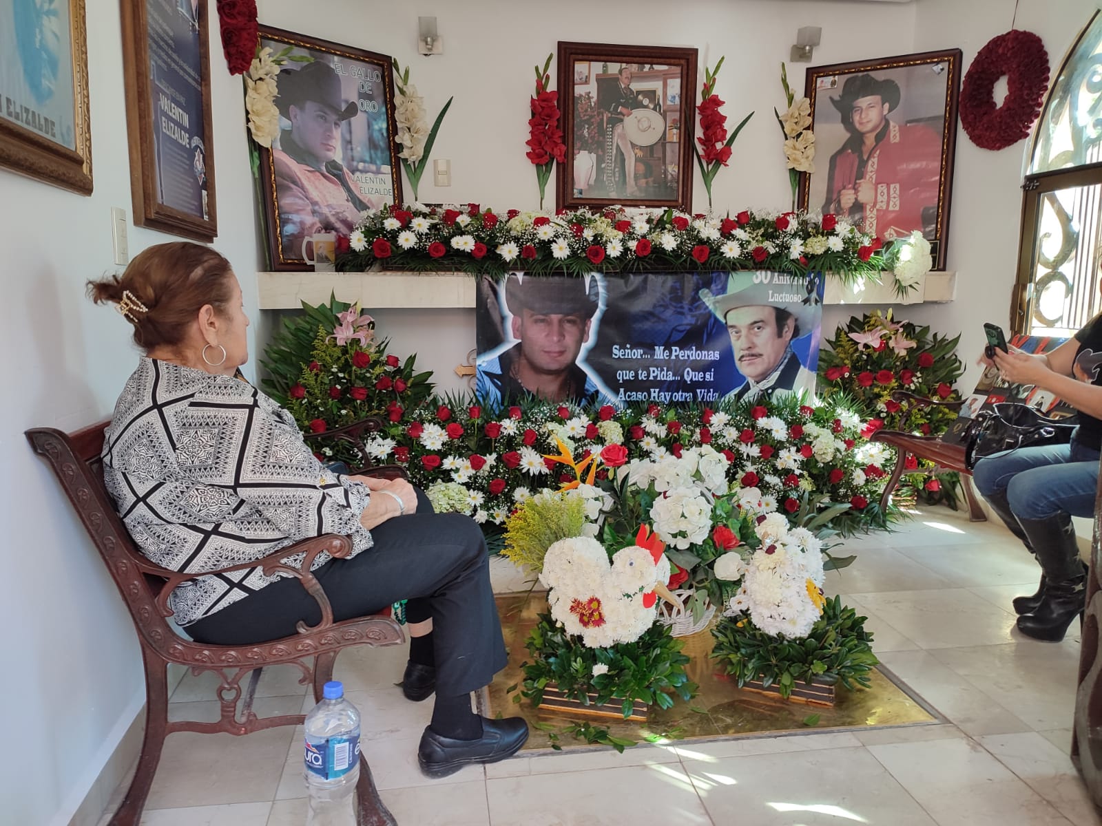 A 16 años de su asesinato, las Valefans no lo olvidan; llegan de todo el país a visitar su tumba en Guasave