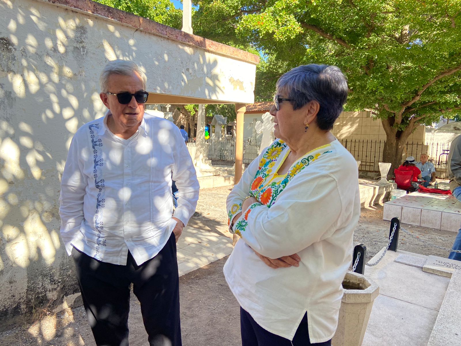 Visita el gobernador la tumba de sus padres en Guamúchil